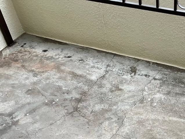 高砂市の経年劣化した築40年のベランダ土間